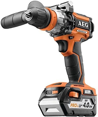 Taladro AEG Powertools trabajando sobre madera