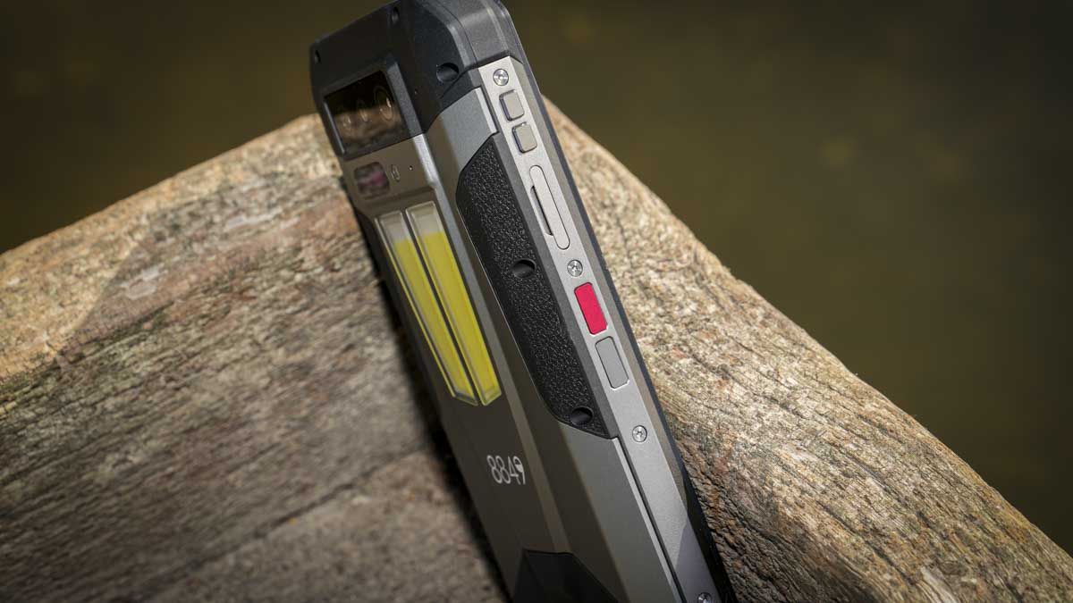 8849 TANK 4 smartphone resistente con proyector y luz de camping