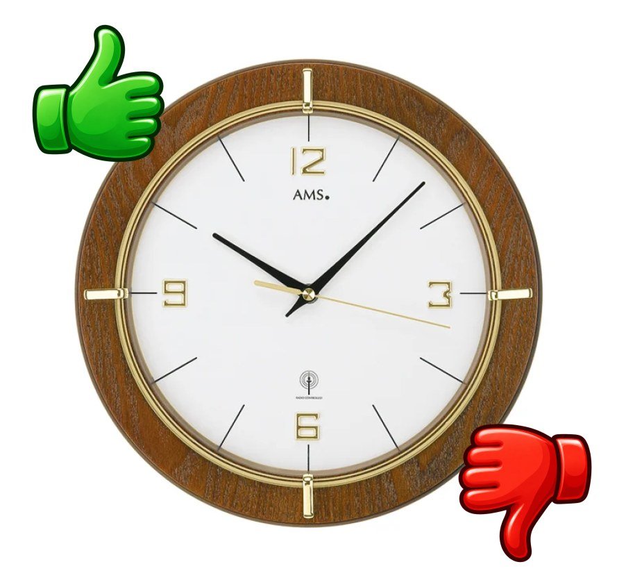Reloj de pared AMS con marco acabado en madera, esfera blanca y detalles dorados