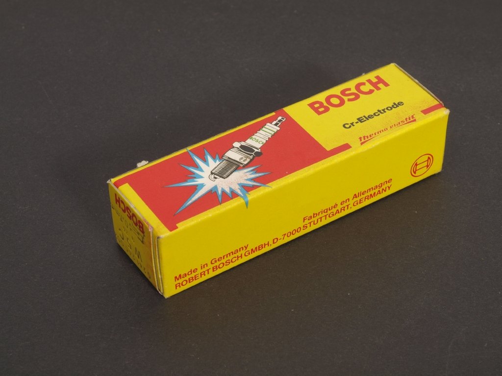 Bujía Bosch para automóvil en su embalaje
