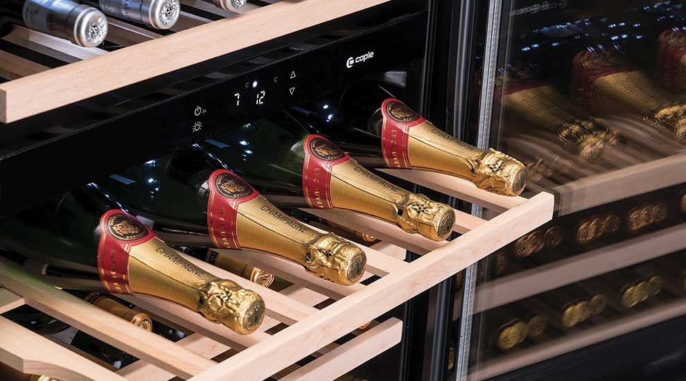 Vinoteca Caple con estantes de madera para botellas