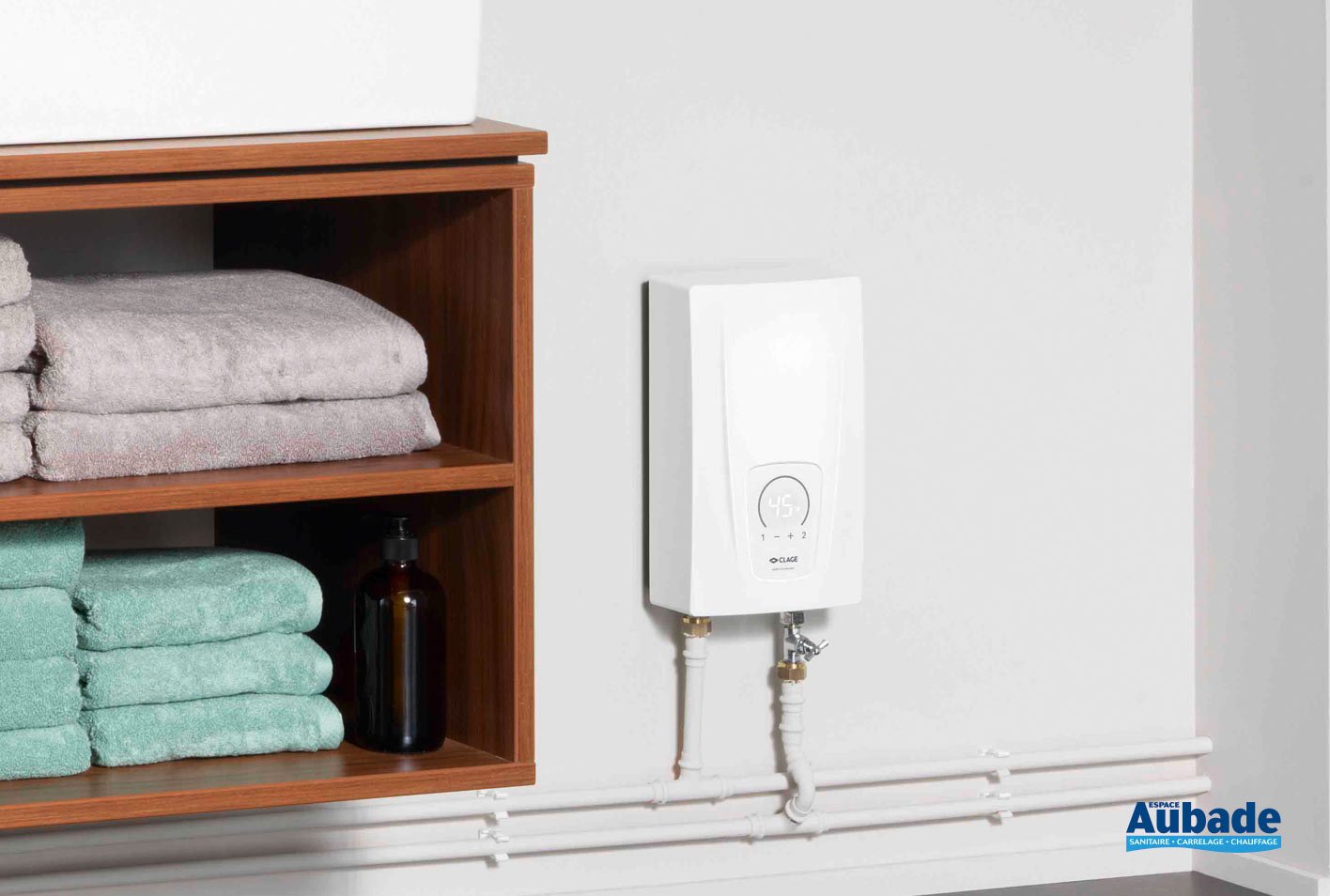Calentador de agua instantáneo eléctrico Clage CEX 9 instalado en la pared
