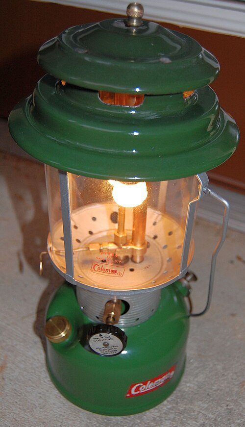 Linterna de combustible Coleman 220F encendida