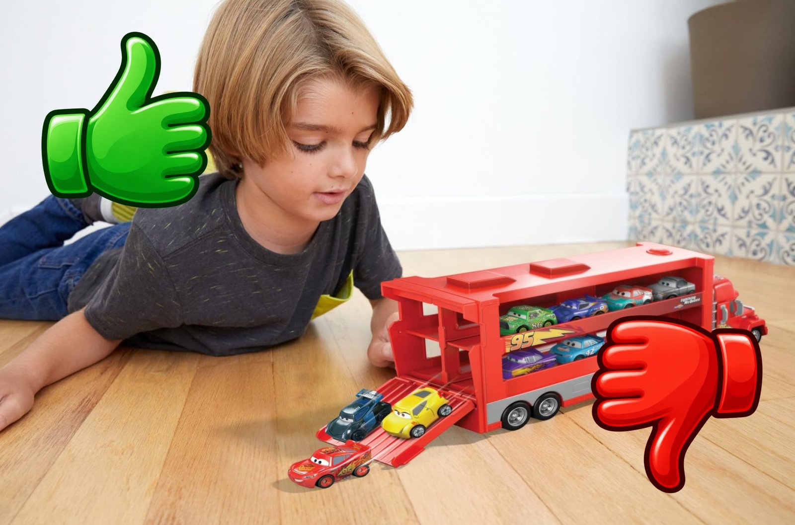 Camión transportador Mack de Disney Pixar Cars con vehículos de Rayo McQueen y otros personajes